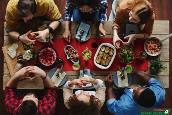 Văn hóa ăn uống của người Mỹ có gì khác người Việt?