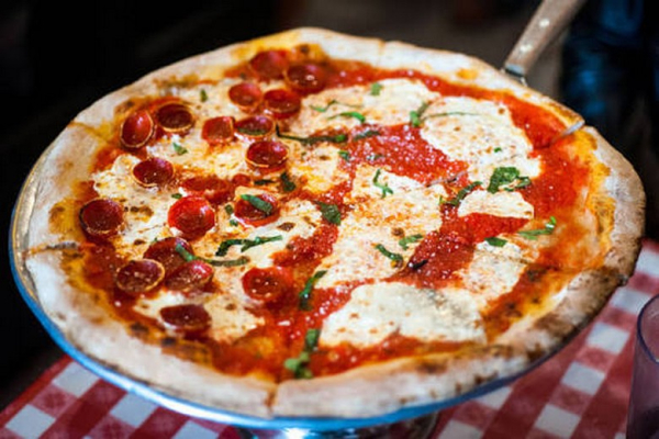 Pizza kiểu New York: vì sao phải gập đôi khi ăn?