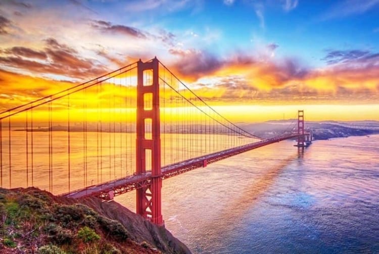 Toàn cảnh cầu Cổng Vàng Golden Gate ở San Francisco trong nắng