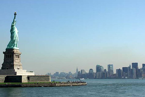 Tượng Nữ thần Tự do và skyline Manhattan nhìn từ phà