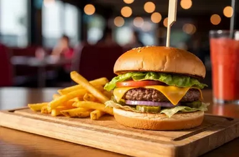 Hamburger bò phô mai cỡ lớn kiểu Mỹ kèm khoai tây chiên