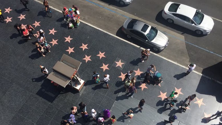 Toàn cảnh ngôi sao trên vỉa hè đại lộ Hollywood với người đi bộ qua lại