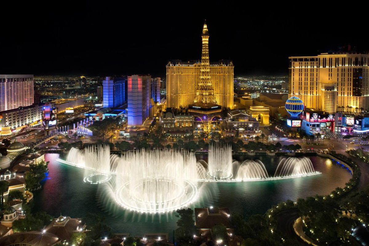 Đại lộ Las Vegas rực rỡ ánh đèn vào buổi tối mùa hè