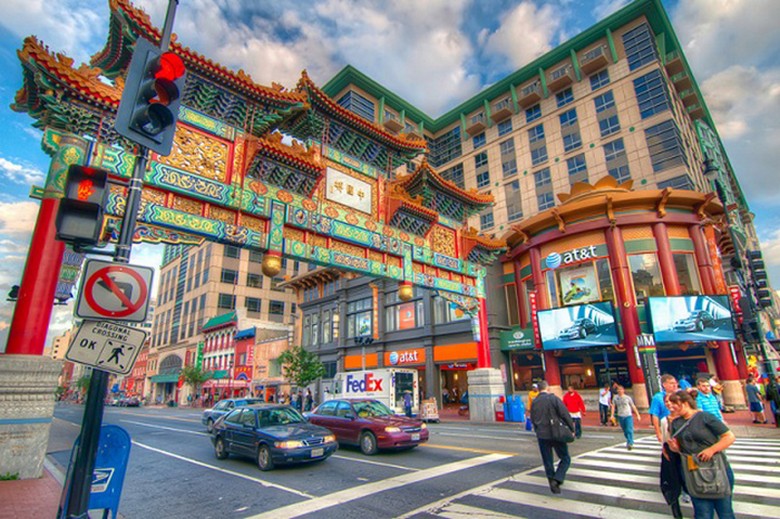  Một góc khu Chinatown New York với biển hiệu tiếng Hoa