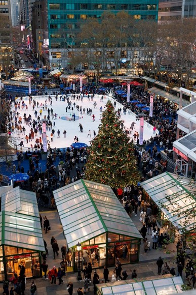 : Khu chợ Giáng Sinh và sân trượt băng tại Bryant Park, New York, về đêm