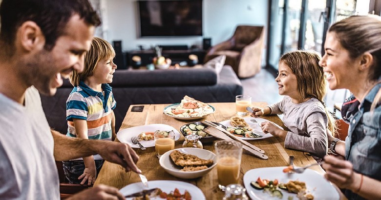 Bàn ăn kiểu Mỹ với mỗi người một đĩa riêng