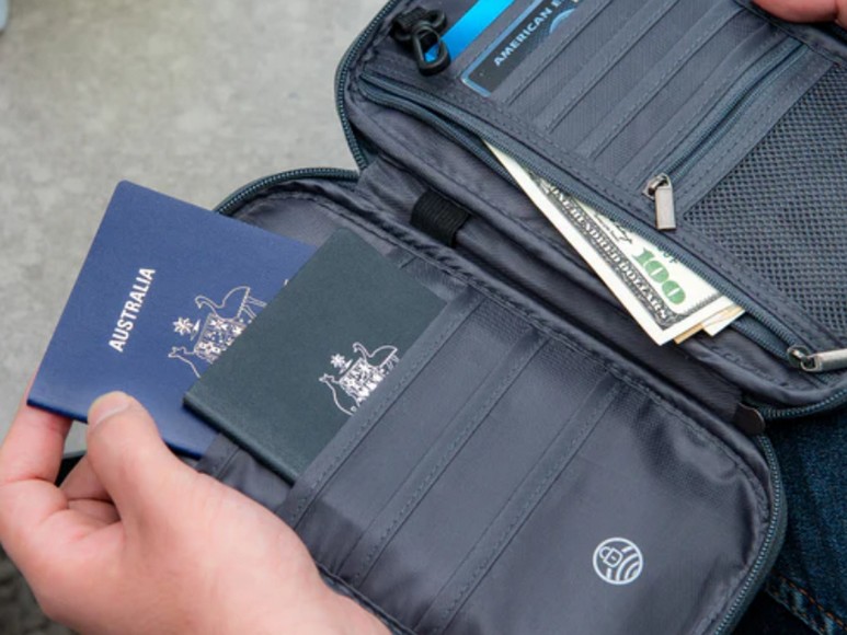 Bản sao hộ chiếu, card khách sạn và giấy tờ tùy thân để trong túi nhỏ
