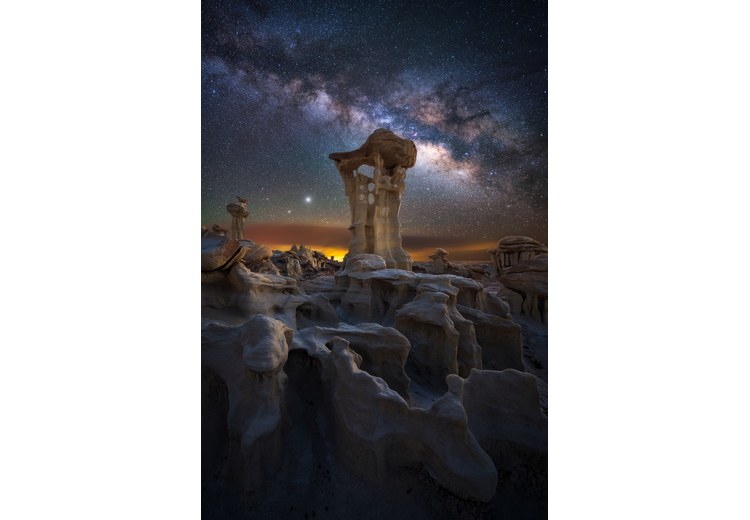 Bầu trời đầy sao đêm trên các hoodoo tại Bryce Canyon