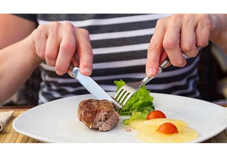 Cách cầm dao nĩa và đặt khăn ăn kiểu Mỹ