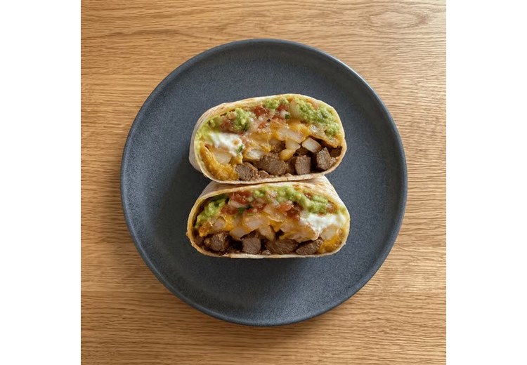 California burrito cắt đôi lộ phần khoai tây chiên bên trong