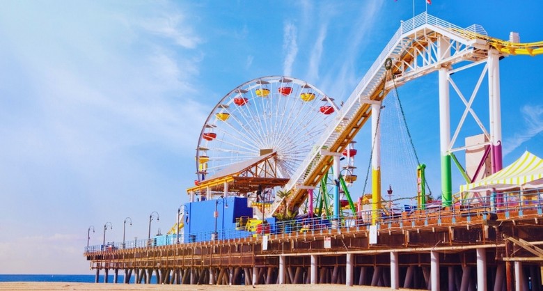 Bến tàu Santa Monica với vòng đu quay bên bờ biển