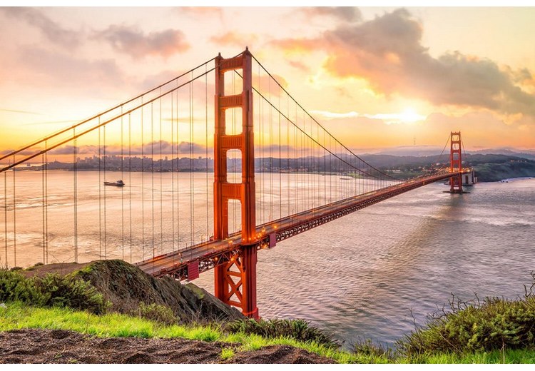 Cầu Cổng Vàng Golden Gate ở San Francisco trong nắng sớm