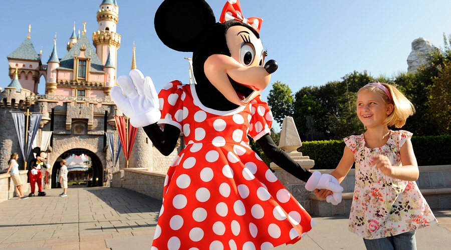 Trẻ nhỏ chơi tại khu Fantasyland Disneyland Park