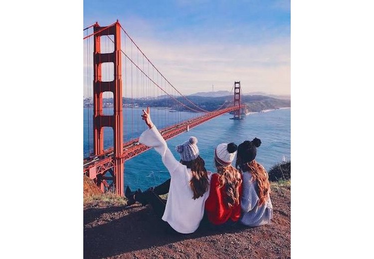 Đoàn khách Hà Nội chụp ảnh cùng hướng dẫn viên tiếng Việt trước cầu Cổng Vàng Golden Gate
