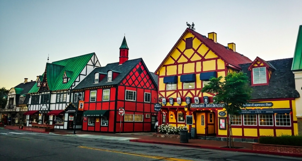  Phố chính Solvang với kiến trúc nhà nửa gỗ kiểu Đan Mạch