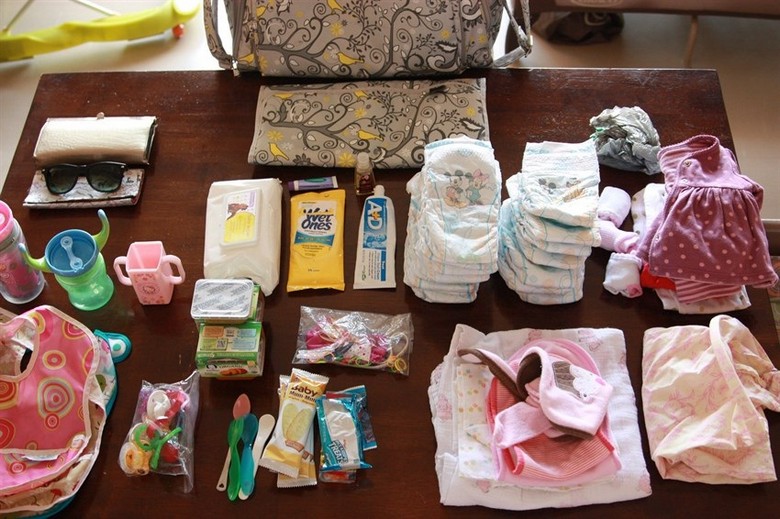 Va li gia đình cùng hộ chiếu trẻ em và hộp thuốc dự phòng chuẩn bị cho chuyến bay dài