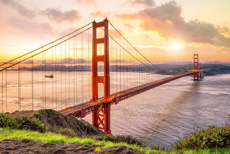 Cầu Cổng Vàng Golden Gate ở San Francisco trong nắng sớm