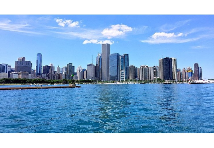 Đường chân trời Chicago soi bóng bên hồ Michigan
