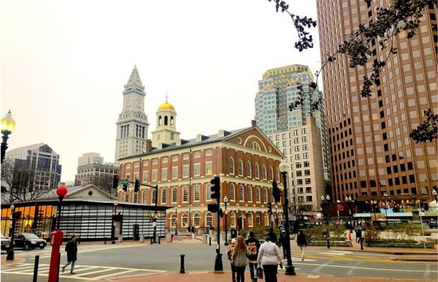 Vạch đỏ Freedom Trail dẫn qua khu phố cổ Boston