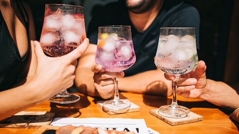 Ly nước đá và khung cảnh nhà hàng phục vụ tại Mỹ