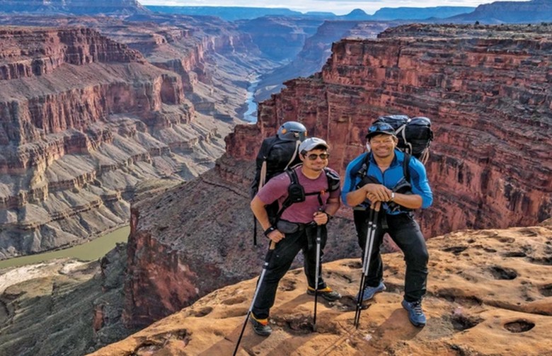  Đoàn khách lớn tuổi ngắm cảnh Grand Canyon từ điểm dừng chính, không phải đi bộ đường mòn dài