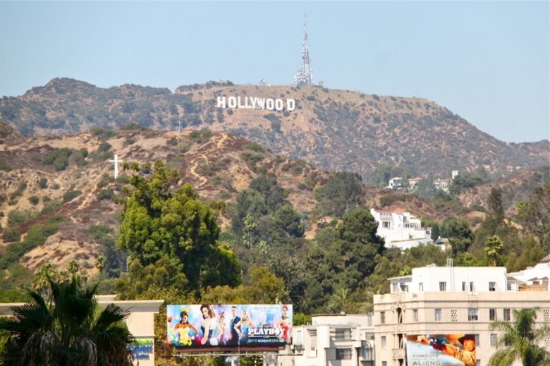  Biển hiệu Hollywood trên sườn đồi nhìn từ xa