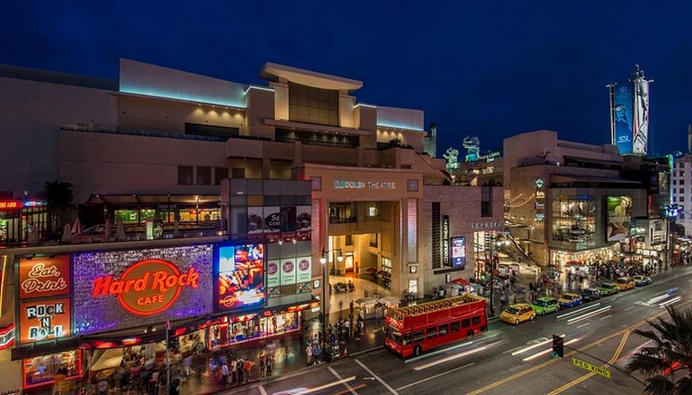 Khu Hollywood lên đèn buổi tối với biển hiệu rạp hát rực sáng