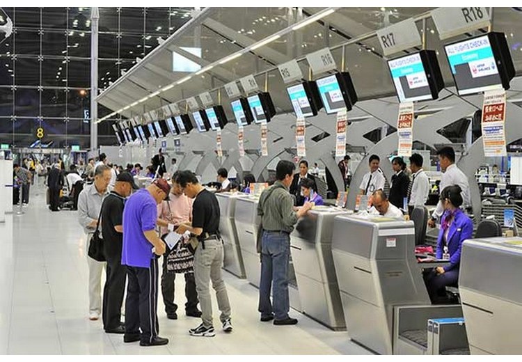 Hướng dẫn viên hỗ trợ đoàn khách Việt làm thủ tục tại sân bay ở Mỹ