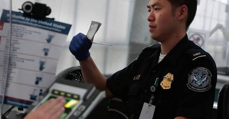 Khu vực quầy nhập cảnh CBP tại sân bay quốc tế Mỹ