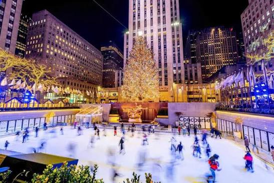 Cây thông Giáng Sinh và sân trượt băng ở Trung tâm Rockefeller, New York mùa đông