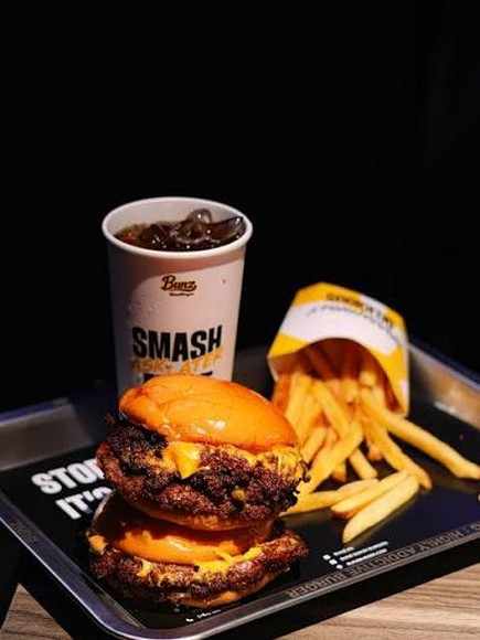 : Smash burger với viền thịt cháy cạnh giòn