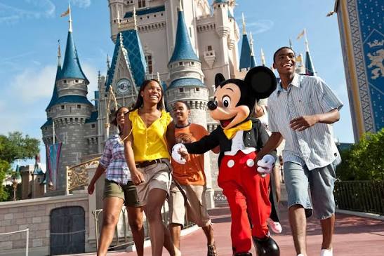  Gia đình dạo chơi công viên Orlando dưới nắng mùa xuân
