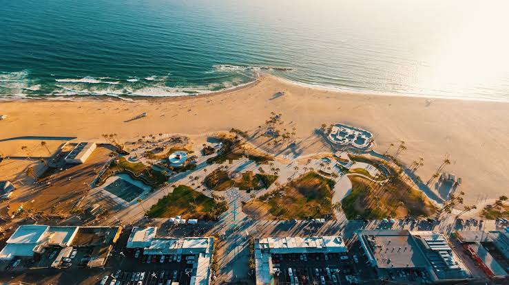 Toàn cảnh bãi biển Santa Monica nhìn từ trên cao