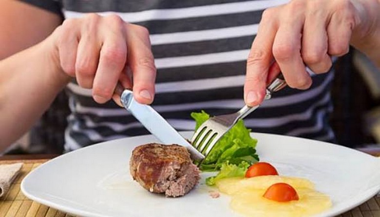 Cách cầm dao nĩa và đặt khăn ăn kiểu Mỹ