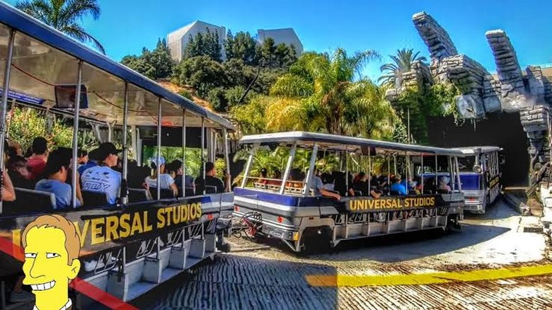 Đoàn xe điện Studio Tour đi qua một phim trường ngoài trời