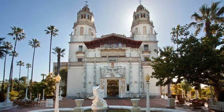 Lâu đài Hearst Castle nhìn từ sân vườn phía trước