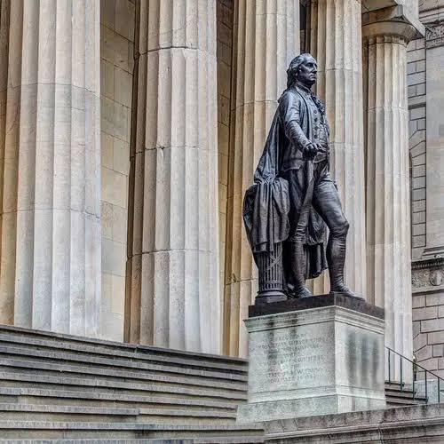 Tượng George Washington trước bậc thềm Federal Hall