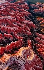 Ở miền tây nước Mỹ, nơi cao nguyên Colorado mở ra những nếp gấp địa chất cổ  xưa, Bryce Canyon National Park hiện lên như một giảng đường khổng lồ của  thời