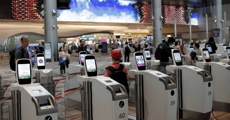  Quầy tự động APC và biển hướng dẫn Mobile Passport Control tại sân bay Mỹ