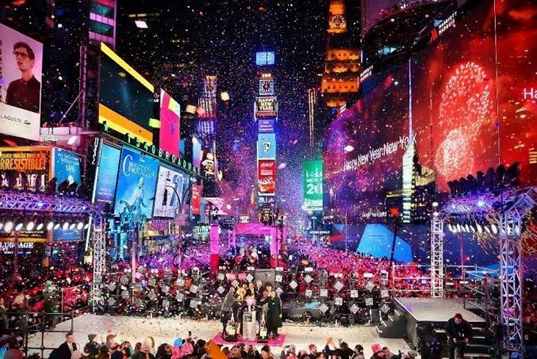 Quảng trường Thời Đại Times Square ở New York nhộn nhịp về đêm
