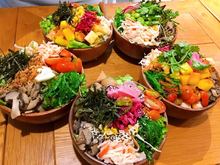  Tô poke cá sống kiểu Hawaii và ly trà sữa trân châu