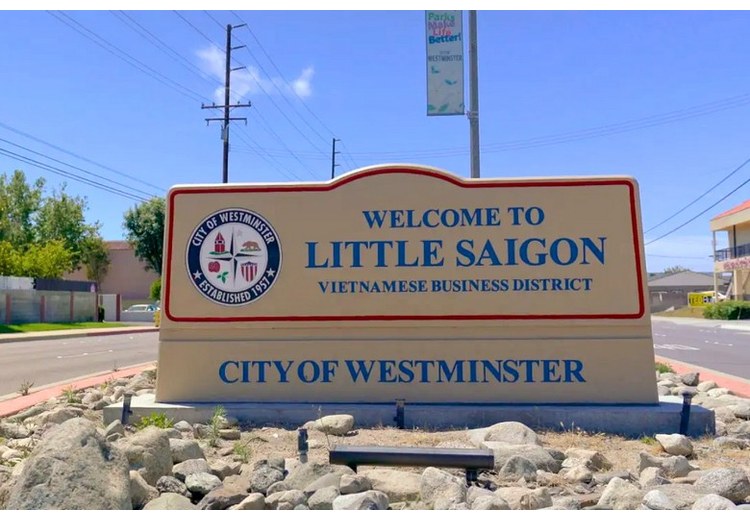 Khu Little Saigon ở Quận Cam California với biển hiệu tiếng Việt