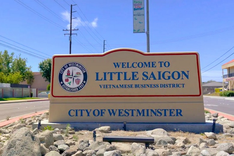  Khu Little Saigon ở Quận Cam California với biển hiệu tiếng Việt
