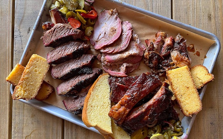 Đĩa BBQ Mỹ với ức bò brisket, sườn và các món ăn kèm