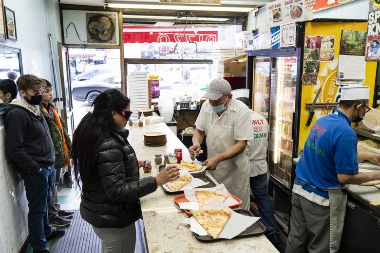 Quầy bán pizza theo miếng tại New York