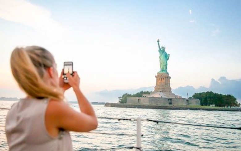  Tượng Nữ thần Tự do nhìn từ du thuyền trên sông Hudson ở New York