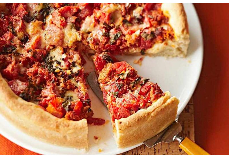 : Một phần deep dish pizza kiểu Chicago mới ra lò