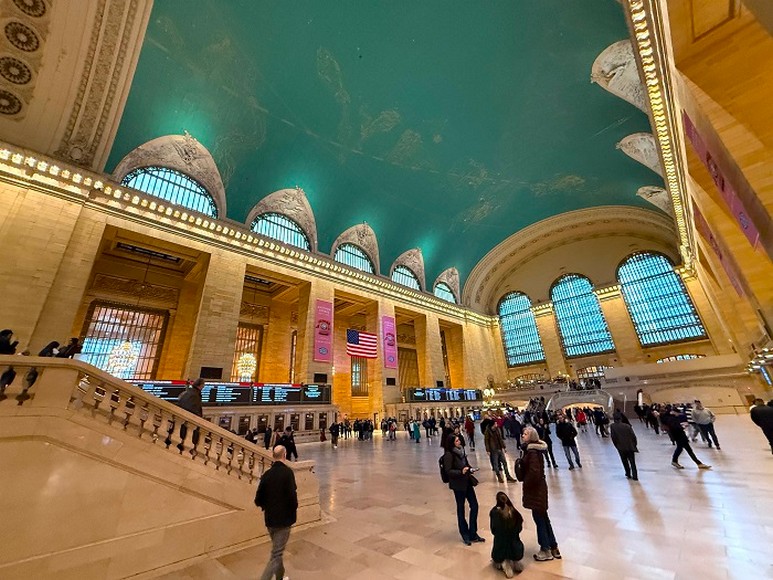 Sảnh chính ga Grand Central với trần vòm và đồng hồ cổ