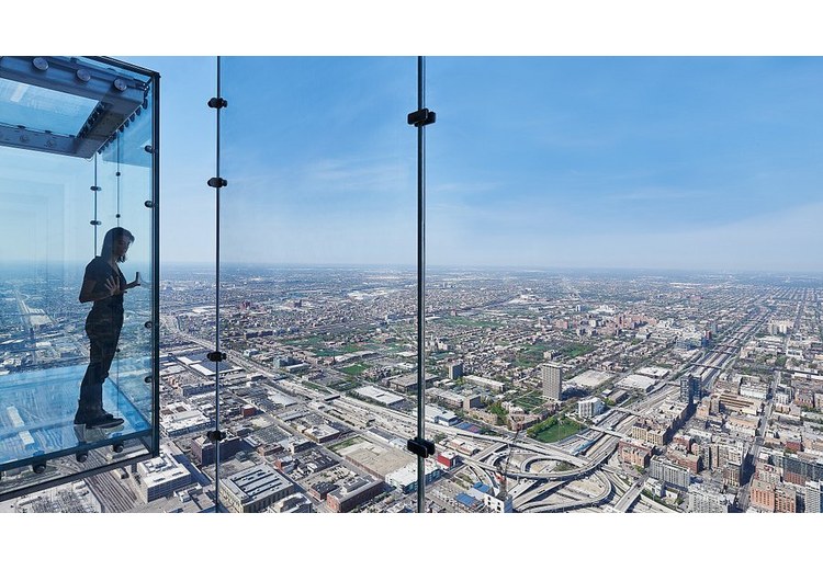 Ô kính The Ledge tại Skydeck Willis Tower nhìn xuống Chicago