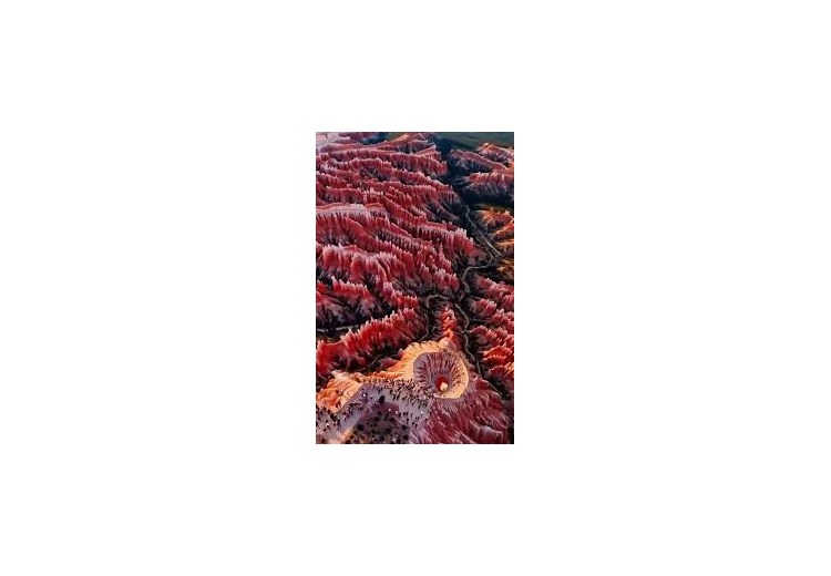 Ở miền tây nước Mỹ, nơi cao nguyên Colorado mở ra những nếp gấp địa chất cổ  xưa, Bryce Canyon National Park hiện lên như một giảng đường khổng lồ của  thời